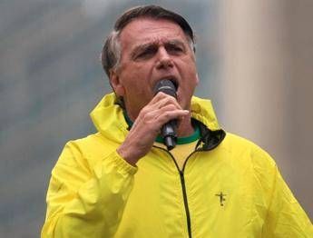 Bolsonaro ricoverato d'urgenza: "Forti dolori addominali" Bolsonaro ricoverato d'urgenza: "Forti dolori addominali"