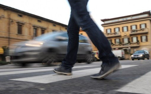 Nuovo Codice della strada, stretta sui pedoni: multa da 75 euro per chi attraversa guardando lo smartphone Nuovo Codice della strada, stretta sui pedoni: multa da 75 euro per chi attraversa guardando lo smartphone