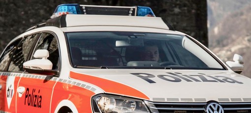 Auto finisce fuori strada e prende fuoco: ferita gravemente una 20enne in Canton Ticino