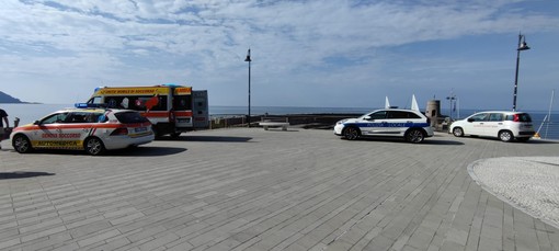 Tragedia in Liguria, accusa un malore in spiaggia: morto un turista di Castellanza