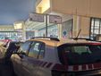 Un mezzo della Cri nella notte davanti al Terminal 1
