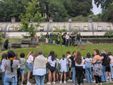 La cerimonia di piantumazione dell'ulivo in memoria di Daniele alla scuola di Gazzada Schianno
