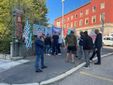 Il presidio di protesta davanti a Villa Recalcati dei sindacati di categoria dei vigili del fuoco di Varese