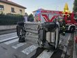 L'auto ribaltata dopo l'incidente stradale in via Roma a Fagnano Olona