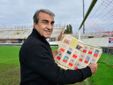 Pietro Anastasi, scomparso nel gennaio 2020, nel cuore del Franco Ossola con l'album delle figurine Panini aperto sulla pagina del suo Grande Varese