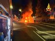 L'autobus in fiamme a Sesto San Giovanni e l'intervento dei vigili del fuoco L'autobus in fiamme a Sesto San Giovanni e l'intervento dei vigili del fuoco