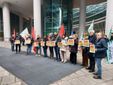 La manifestazione di protesta dei lavoratori della Beko in piazza al Pirellone