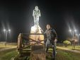 Martino davanti al monumento dedicato a Pantani sul lungomare di Cesenatico