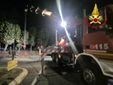 I vigili del fuoco al lavoro sul luogo dell'incidente a Ispra