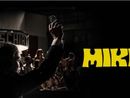 &quot;Mike&quot; vince ancora in tv. La miniserie conquista il pubblico (ed emoziona la moglie)