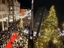 Una panoramica della via (per cortesia di Francesca Marzia Schembri) e l'albero illuminato