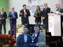 La cerimonia del Coni (Foto Simone Ferraro-Luca Pagliaricci diffusa dall'ente) e sotto Martinenghi con Pedoja, immagine condivisa sui social da quest'ultimo La cerimonia del Coni (Foto Simone Ferraro-Luca Pagliaricci diffusa dall'ente) e sotto Martinenghi con Pedoja, immagine condivisa sui social da quest'ultimo