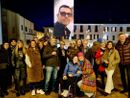 LA FOTO. Un compleanno importante, la piazza e la luce del ricordo di un amico