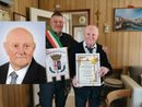 Olindo premiato per i suoi 100 anni dal sindaco Enrico Puricelli Olindo premiato per i suoi 100 anni dal sindaco Enrico Puricelli
