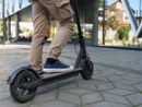 Obbligo di casco fa crollare del 30% il noleggio dei monopattini