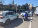Nella foto il momento del blocco stradale della Giulietta da parte della Polizia Locale