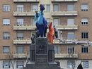 Gli Urbansolid "vestono" il monumento a Enrico Dell'Acqua