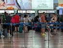 Caos aereo, notte di tensione a Malpensa: passeggeri esasperati ai desk, ma la situazione migliora