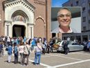 Il feretro sul sagrato di San Giulio, nel riquadro il sorriso di Davide Gorla, rievocato da tanti Il feretro sul sagrato di San Giulio, nel riquadro il sorriso di Davide Gorla, rievocato da tanti