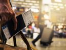 Mostrare la carta d'identità al gate d'imbarco? Non è più obbligatorio Mostrare la carta d'identità al gate d'imbarco? Non è più obbligatorio