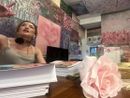 Manuela Carnini vola in tutto il pianeta. Ma nella sua Busto con più generosità che mai ci sussurra che i colori possono cambiare la vita di ciascuno di noi Manuela Carnini vola in tutto il pianeta. Ma nella sua Busto con più generosità che mai ci sussurra che i colori possono cambiare la vita di ciascuno di noi