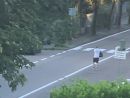 Blocca il traffico coi bidoni della spazzatura e lancia sassi contro le auto Blocca il traffico coi bidoni della spazzatura e lancia sassi contro le auto