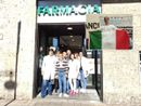 Foto di gruppo davanti alla Farmacia Bossi, nel riquadro Riccardo sul podio dei Giochi Panamericani Foto di gruppo davanti alla Farmacia Bossi, nel riquadro Riccardo sul podio dei Giochi Panamericani