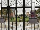 L'ingresso del cimitero di Gorla Maggiore e il cartello di divieto di accesso agli animali, ben visibile