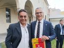 Giuseppe Abenante e Beppe Bergomi all'evento Fideuram con il gagliardetto dell'Antoniana
