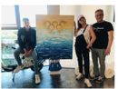 VIDEO E FOTO. Un mare increspato con i cinque cerchi olimpici: ecco il dipinto di Manuela Carnini con le pinne di Martinenghi
