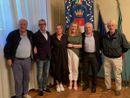 L'assessore Paola Reguzzoni con Raffaella Ganzetti (coordinatrice del centro diurno Belotti Pensa per Società Dolce), il sindaco di Comabbio Mariolino Deplano, l'artista Giuseppe Portella e due rappresentanti dell'associazione culturale Il borgo di Lucio Fontana