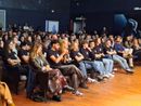 I ciclisti di Oltre l'impossibile nelle prime due file di un'aula magna affollata