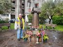 Pasquale Iozzolino accanto alla statua di Padre Pio