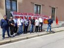 Alcuni partecipanti al presidio davanti alla sede Agesp