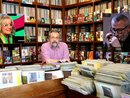 Paolo Carù nella trincea del suo negozio, in piazza Garibaldi