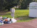 Rifiuti tessili abbandonati nei sacchetti a pochi metri dai contenitori Agesp, verosimilmente pieni