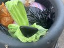 Un cestino dove spunta il manico di una padella, non proprio rifiuto da passeggio