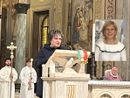 Il sindaco reggente Cristina Borroni in chiesa e nel riquadro Mirella Cerini
