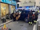 Con l'auto dentro una vetrina: muoiono marito e moglie a Milano
