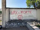 Scritte “no vax” sui muri del cimitero di Fagnano