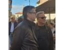 Cassani (al centro) con Albani questa mattina in centro. Sullo sfondo Pinciroli