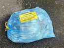 Un sacco azzurro (non conforme). La proposta riguarda sia i contenitori per questi tipi di sacchi sia quelli rossi