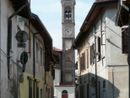 Via San Carlo, una delle strade del borgo ‘antico’, dominata dal campanile della vecchia Parrocchiale: è ben riconoscibile il suo impianto quattrocentesco (mattoni, archetti ciechi decorativi) simile a quello di San Giovanni, ed il sopralzo con la cella campanaria realizzato in epoca più recente