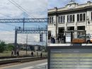 L'auto medica di Busto e sotto i tabelloni con i treni in tilt