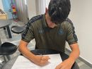 La firma sul contratto di Gabriele Zago
