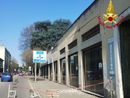 L'intervento dei vigili del fuoco e della polizia locale a Gallarate per il crollo di calcinacci in corso Sempione