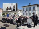 Esordio in musica davanti a palazzo Marliani Cicogna per BA Book. Nel riquadro, da sinistra, Samanta Cornaviera, Anna Prandoni, Manuela Maffioli