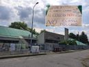 La scuola Collodi, nel riquadro gli striscioni preparati dai genitori