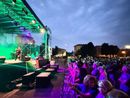 Sul palco di piazzale mercato a Tradate tanta musica e divertimento