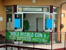 Lo striscione dedicato alla maestra Nika affisso all'ingresso della scuola di Ranco Lo striscione dedicato alla maestra Nika affisso all'ingresso della scuola di Ranco